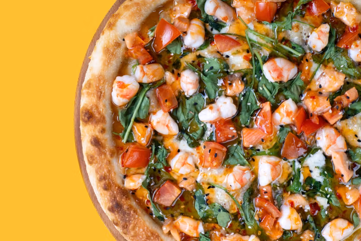 Пицца с лососем и креветками